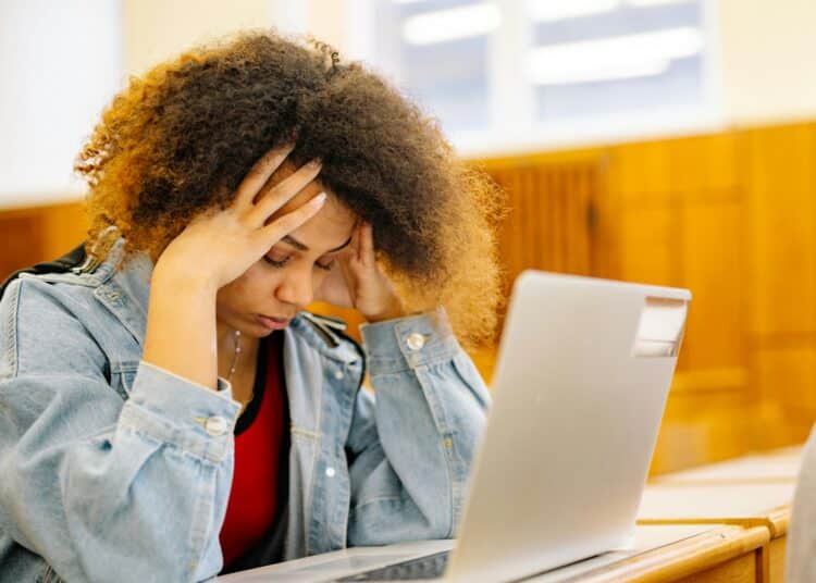 Pexels- Yan Krukau-fille qui n'a pas lair bien devant ses cours- Mes parents sont trop sévères avec moi au sujet de mes études, pourquoi ?